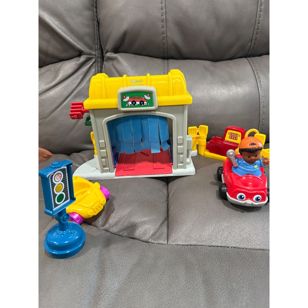 Fisher-Price Little People Car Wash Playset with Gas Pump and Car 2001 Vintage
